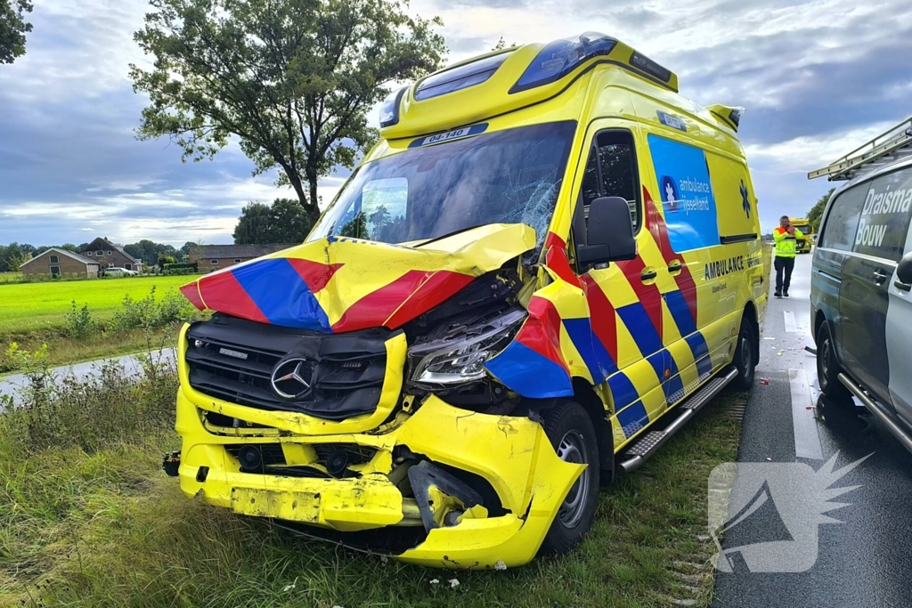 Botsing met ambulance veroorzaakt schade