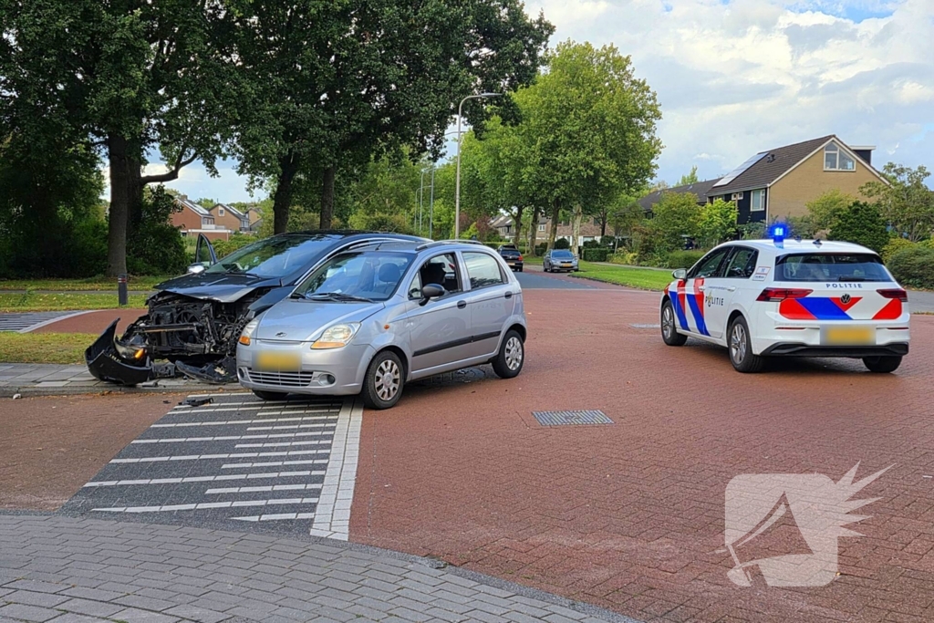 Twee auto's botsen op kruising