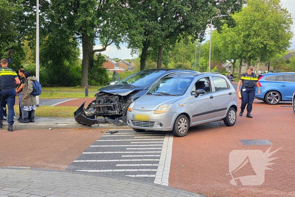 Twee auto's botsen op kruising