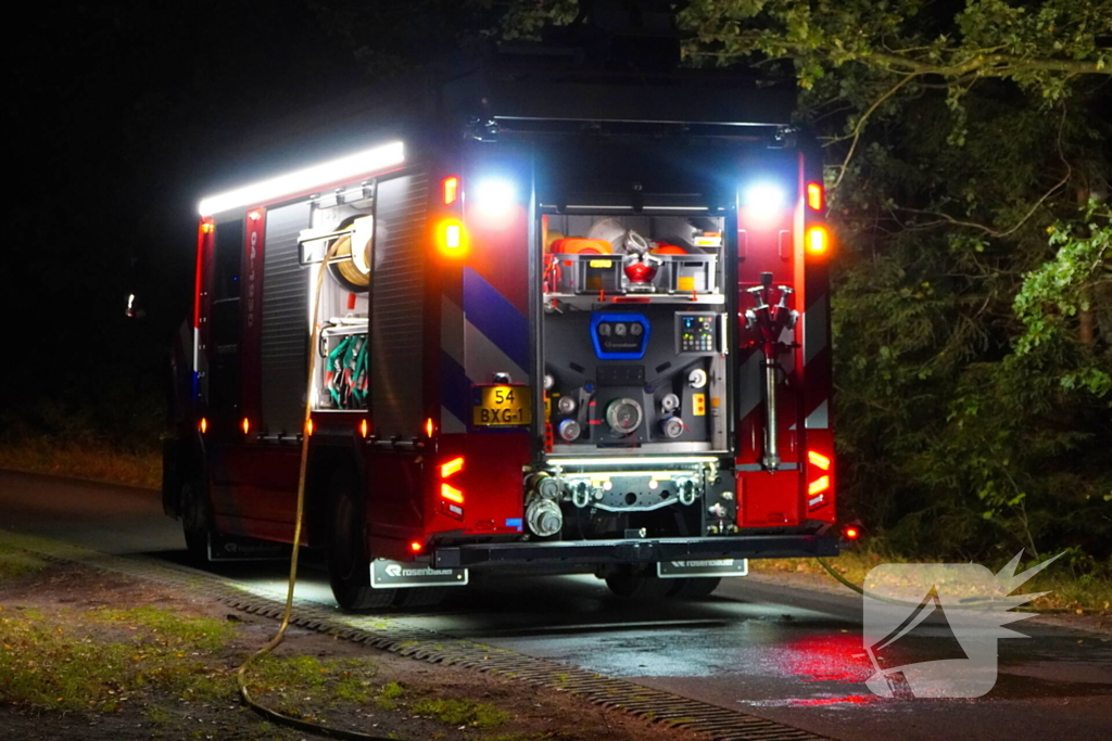 Auto klapt tegen boom en vliegt in brand