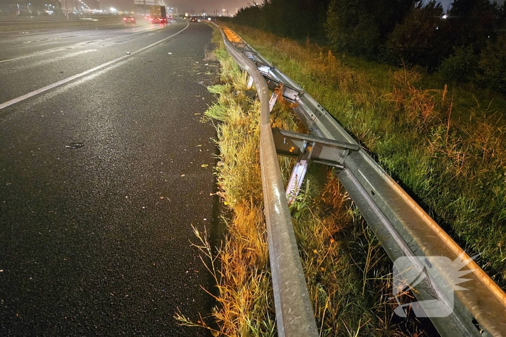 Auto botst tegen vangrail op snelweg