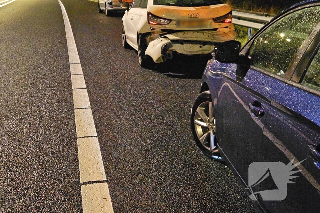 Auto botst tegen vangrail op snelweg