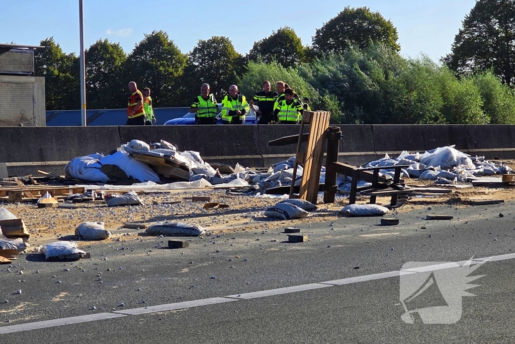 Vrachtwagen ongeval zorgt voor verkeerschaos