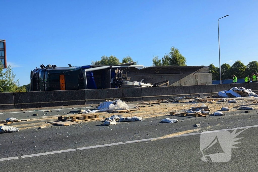 Vrachtwagen ongeval zorgt voor verkeerschaos