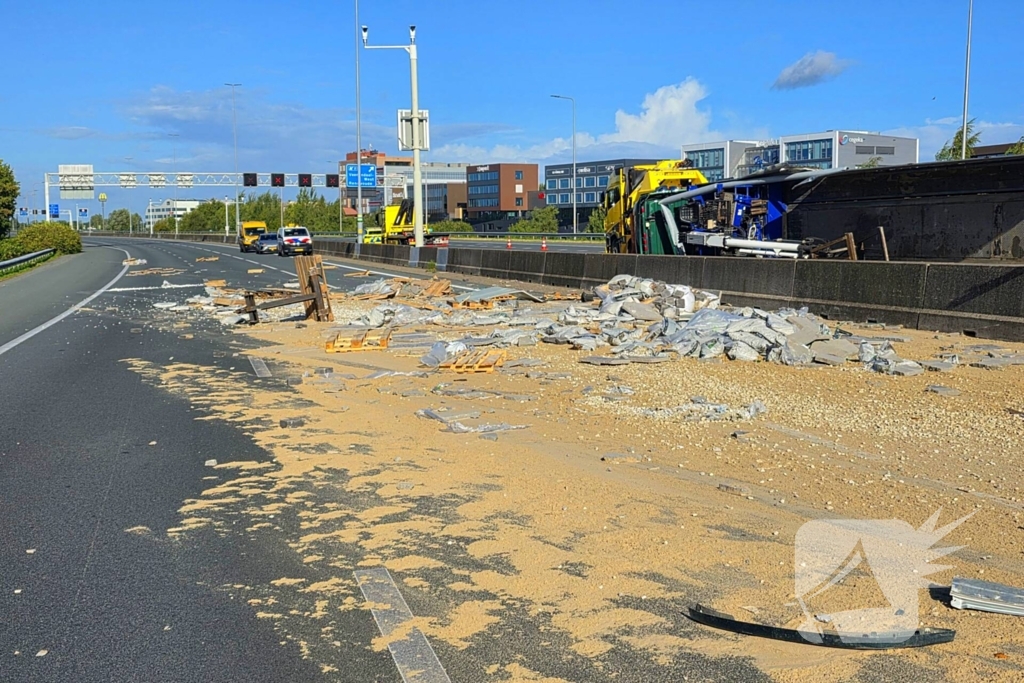 Vrachtwagen ongeval zorgt voor verkeerschaos