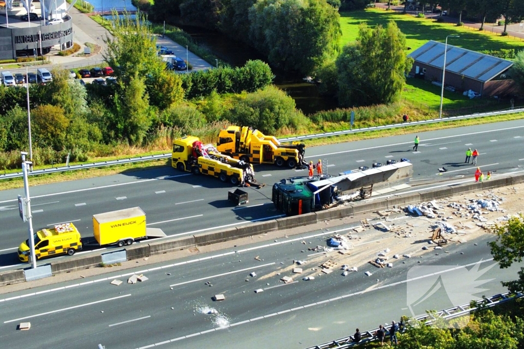 Vrachtwagen ongeval zorgt voor verkeerschaos