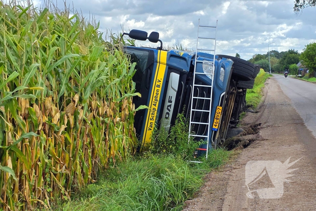 Vrachtwagen kantelt na uitwijkmanoeuvre