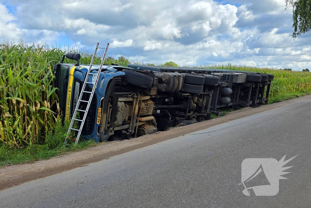 Vrachtwagen kantelt na uitwijkmanoeuvre