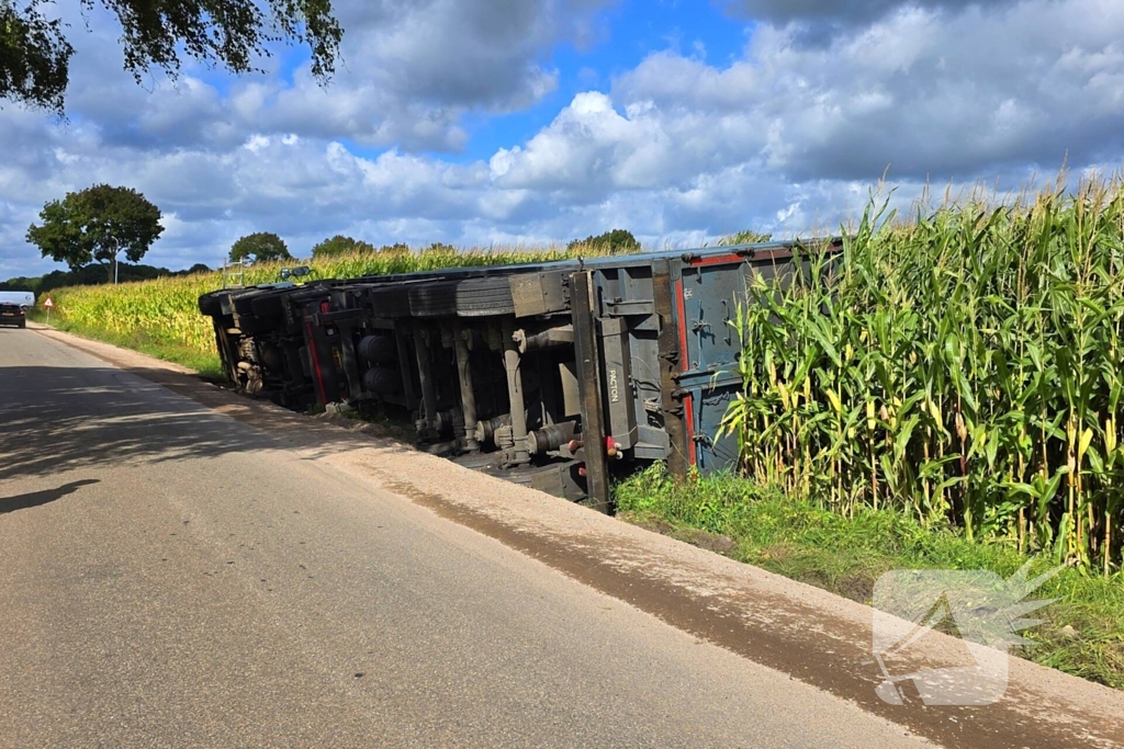 Vrachtwagen kantelt na uitwijkmanoeuvre