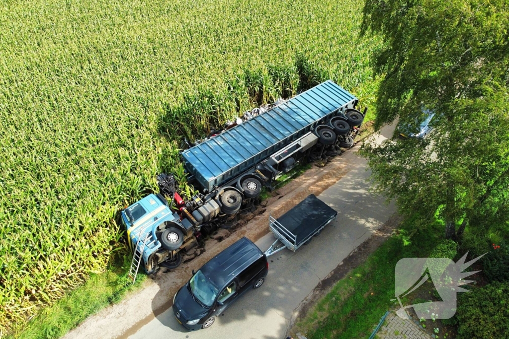 Vrachtwagen kantelt na uitwijkmanoeuvre