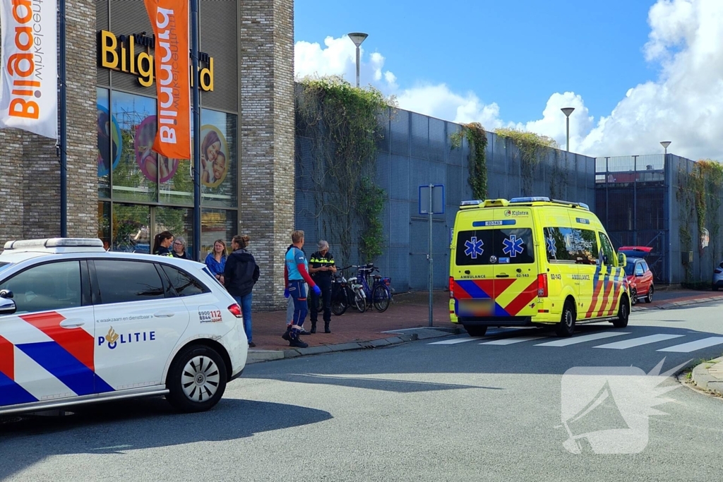 Voetganger gewond naar ziekenhuis