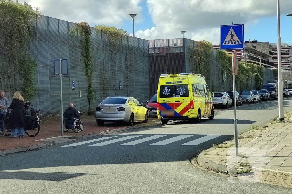 Voetganger gewond naar ziekenhuis