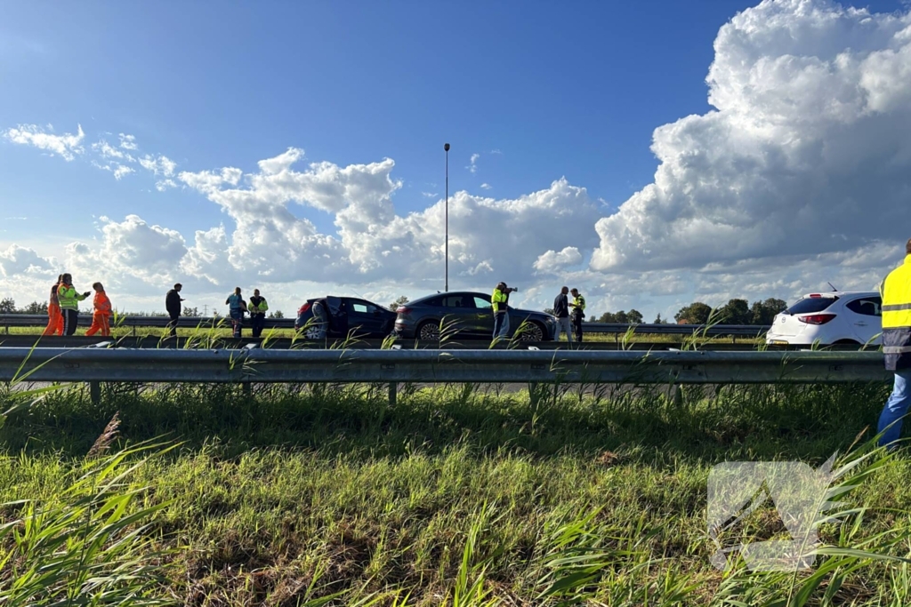 Meerdere voertuigen botsen op snelweg