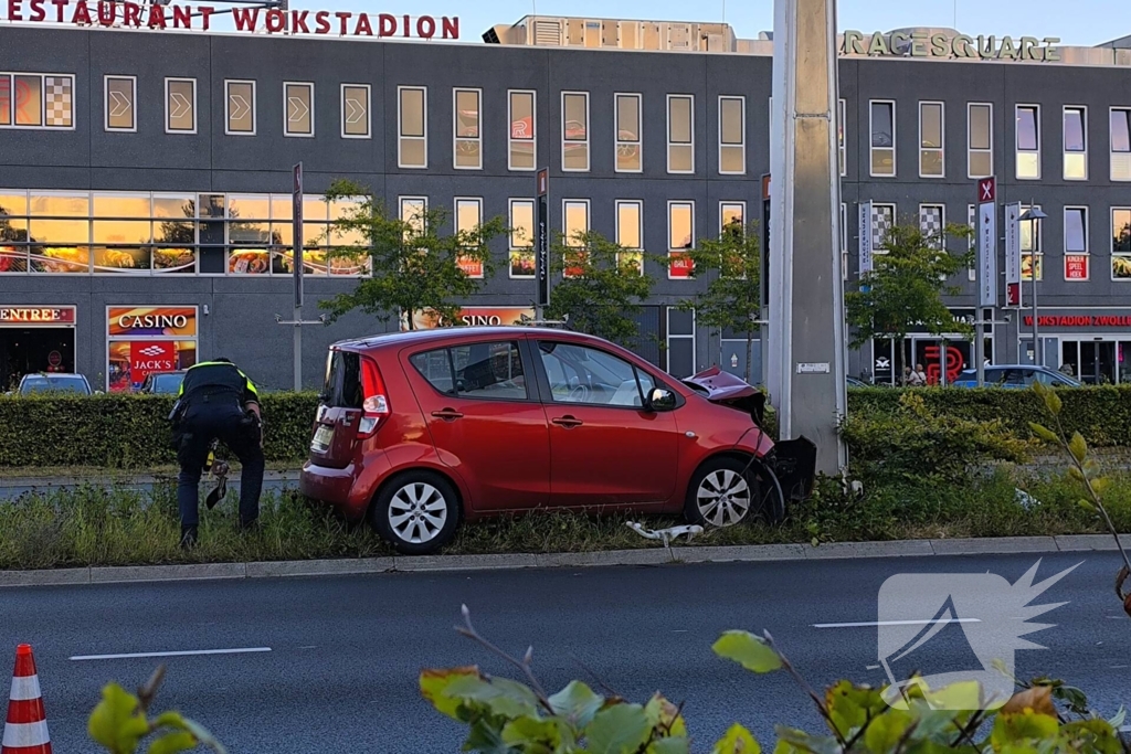 Botsing tegen paal in middenberm
