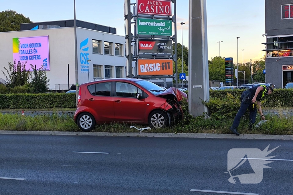 Botsing tegen paal in middenberm