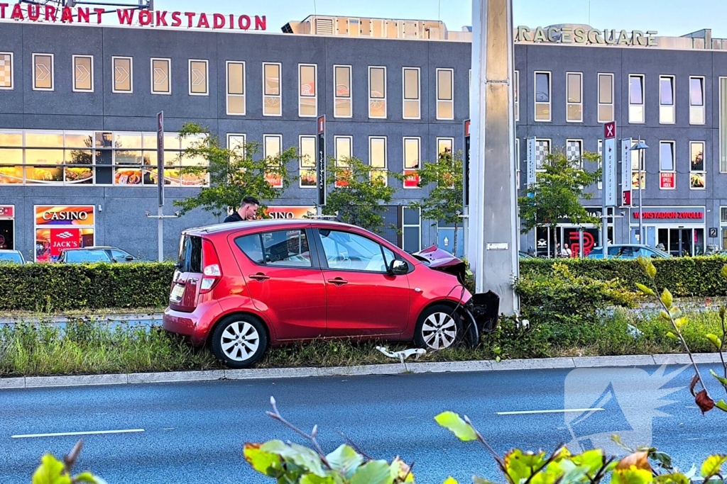 Botsing tegen paal in middenberm