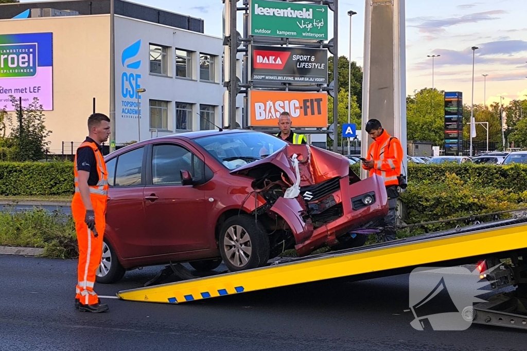 Botsing tegen paal in middenberm