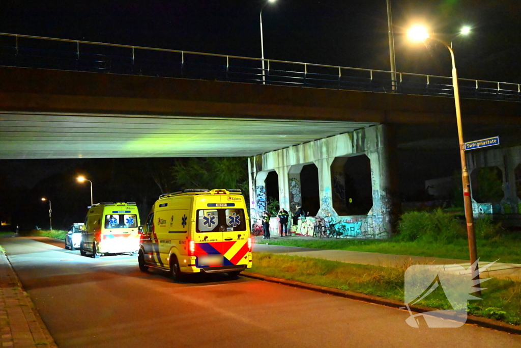 Berm bezaaid met spullen na incident