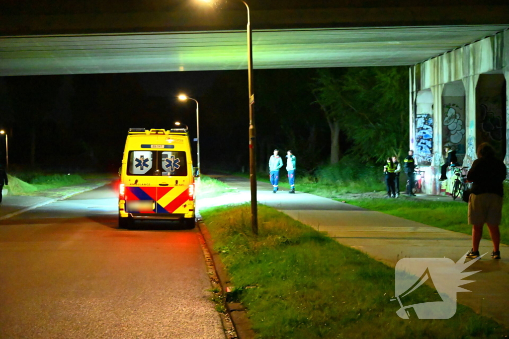 Berm bezaaid met spullen na incident