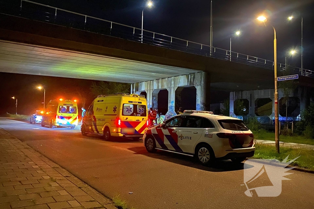 Berm bezaaid met spullen na incident