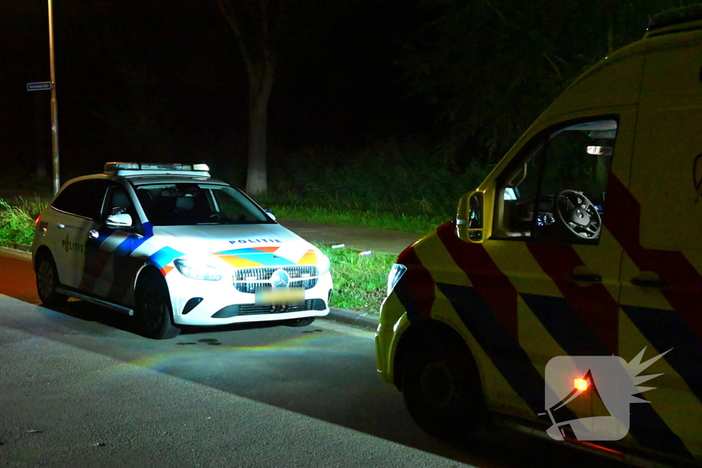 Berm bezaaid met spullen na incident