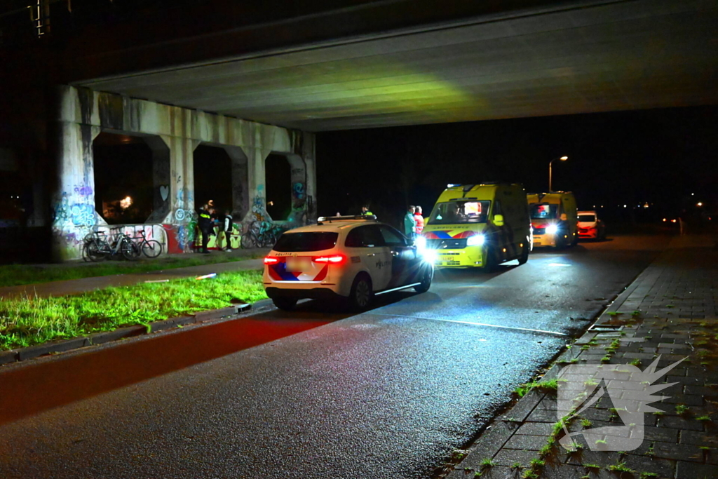 Berm bezaaid met spullen na incident