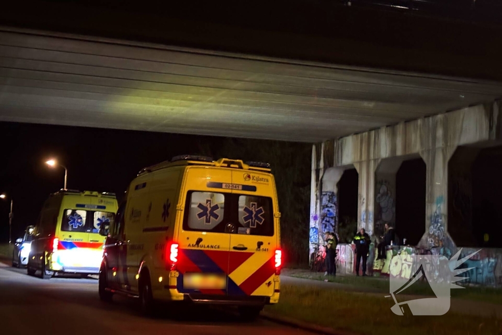 Berm bezaaid met spullen na incident