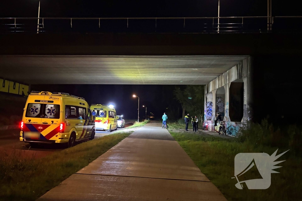 Berm bezaaid met spullen na incident