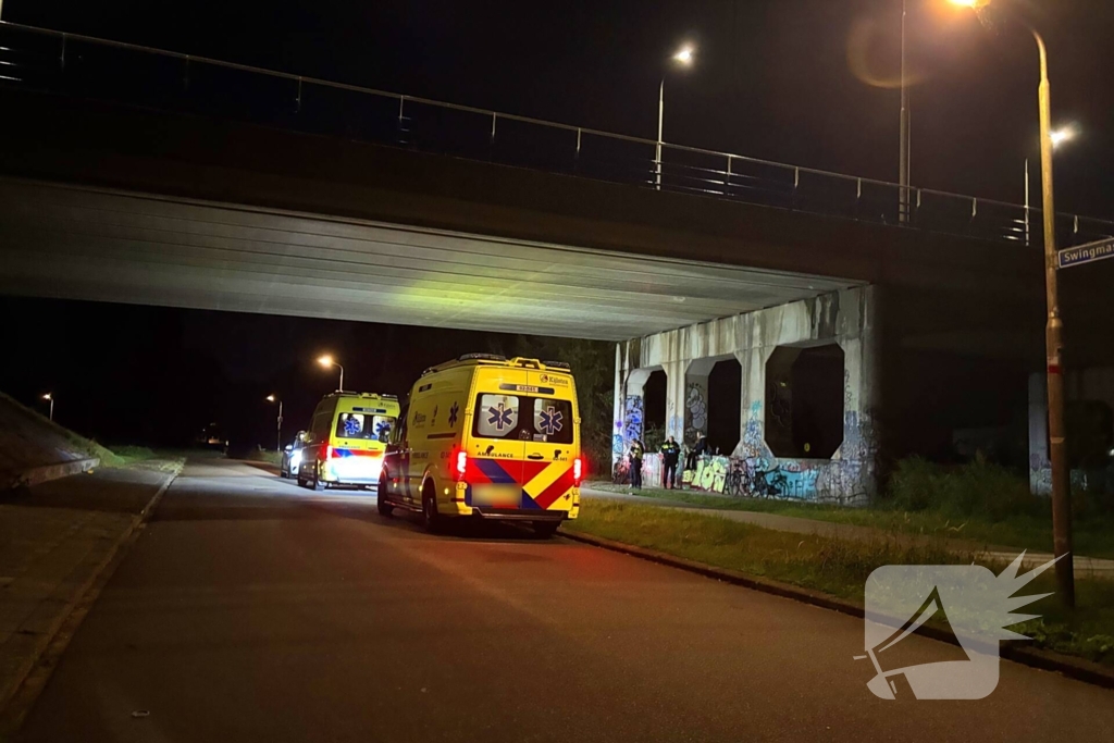 Berm bezaaid met spullen na incident