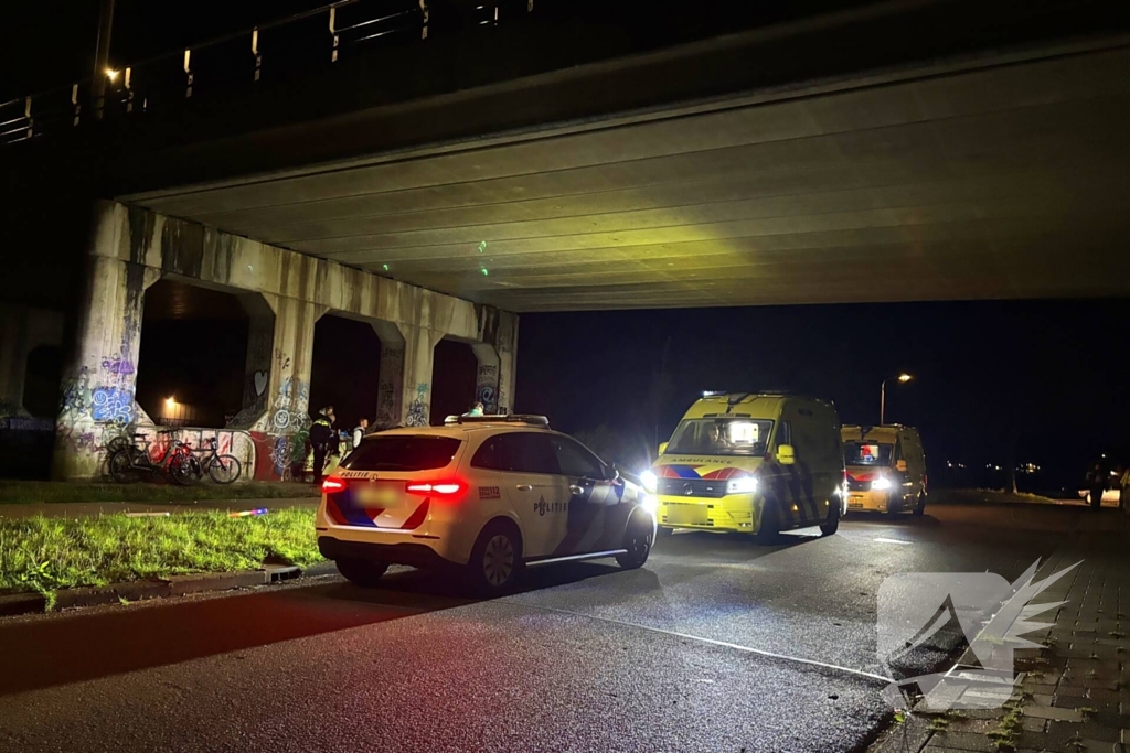 Berm bezaaid met spullen na incident