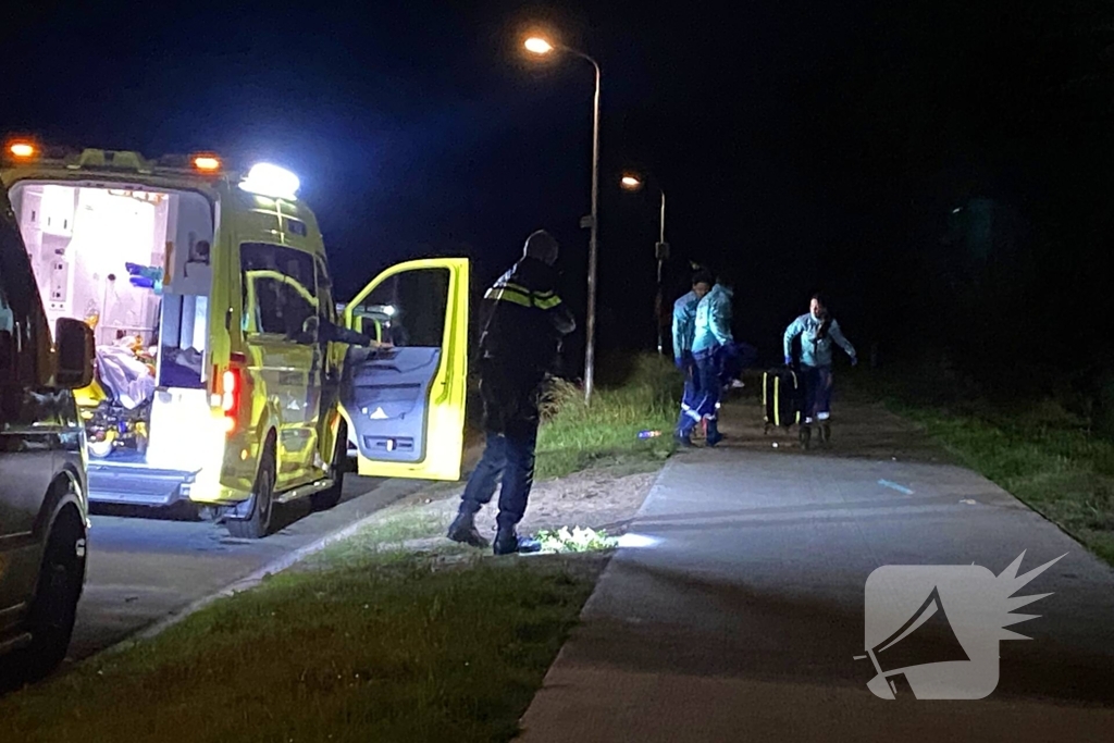 Berm bezaaid met spullen na incident