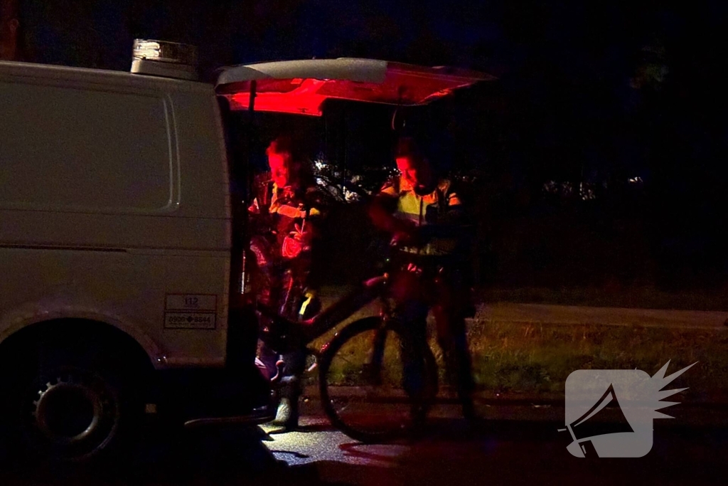 Berm bezaaid met spullen na incident