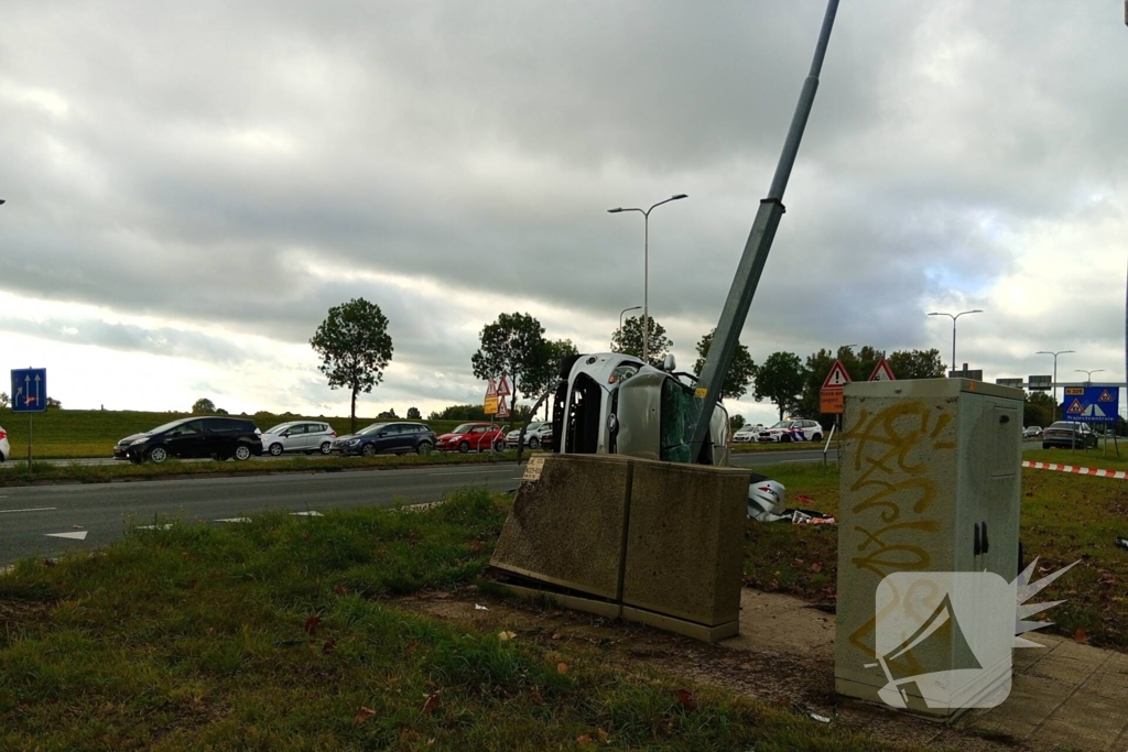 Auto belandt op zijkant na botsing