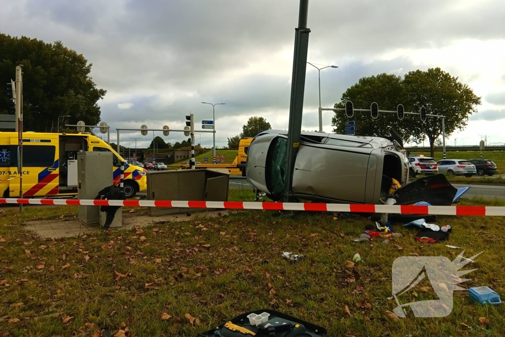 Auto belandt op zijkant na botsing