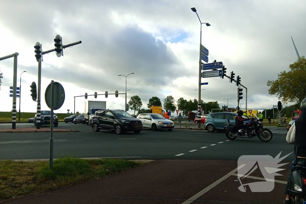 Auto belandt op zijkant na botsing