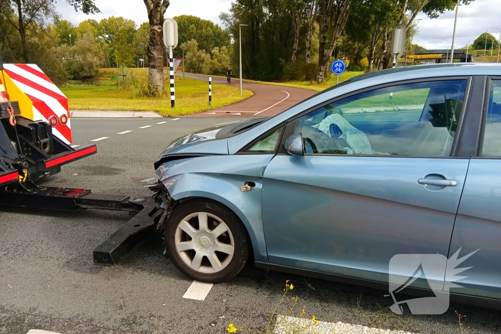Auto belandt op zijkant na botsing