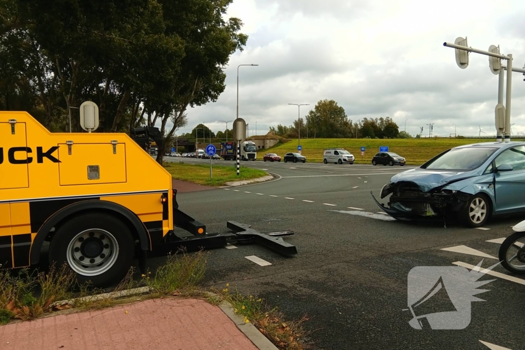 Auto belandt op zijkant na botsing