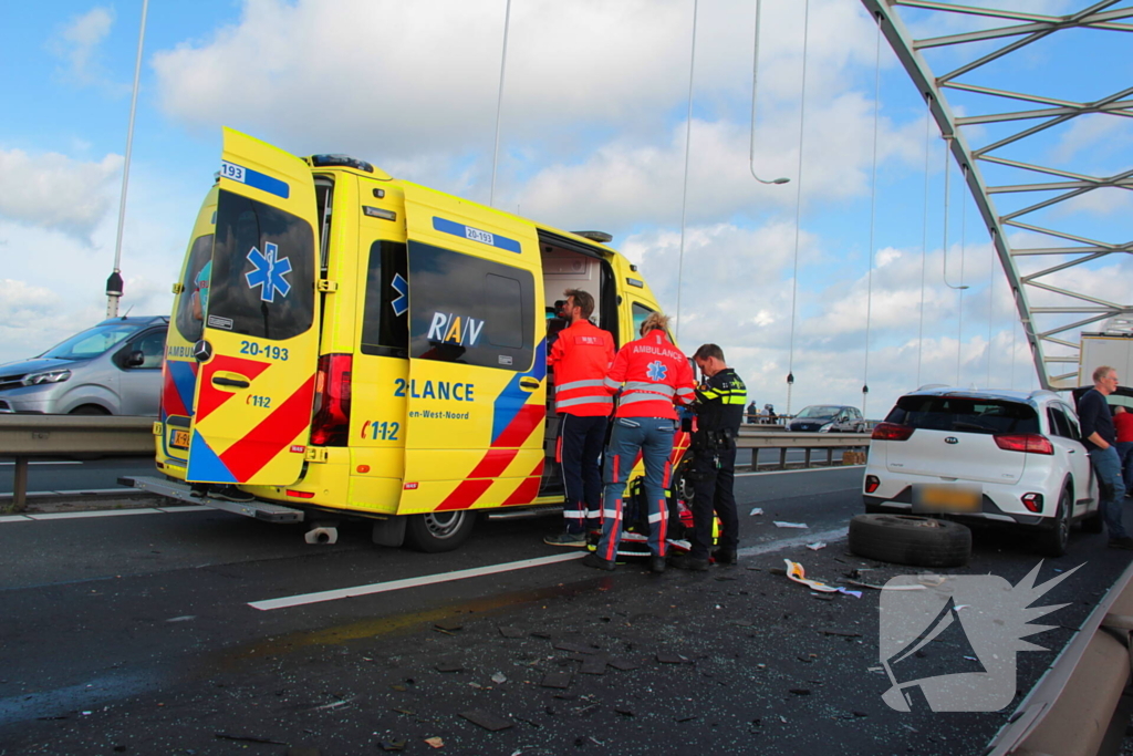 Auto komt onder vrachtwagentrailer terecht, bestuurder (38) ernstig gewond