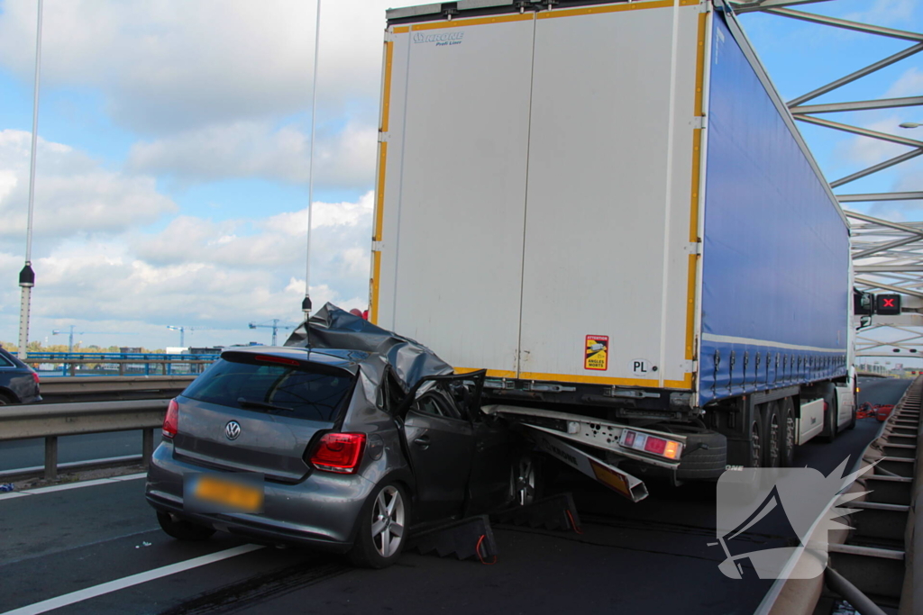 Auto komt onder vrachtwagentrailer terecht, bestuurder (38) ernstig gewond