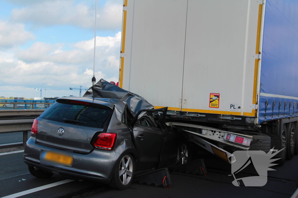 Auto komt onder vrachtwagentrailer terecht, bestuurder (38) ernstig gewond