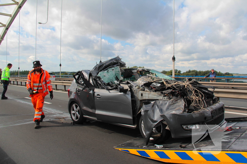 Auto komt onder vrachtwagentrailer terecht, bestuurder (38) ernstig gewond
