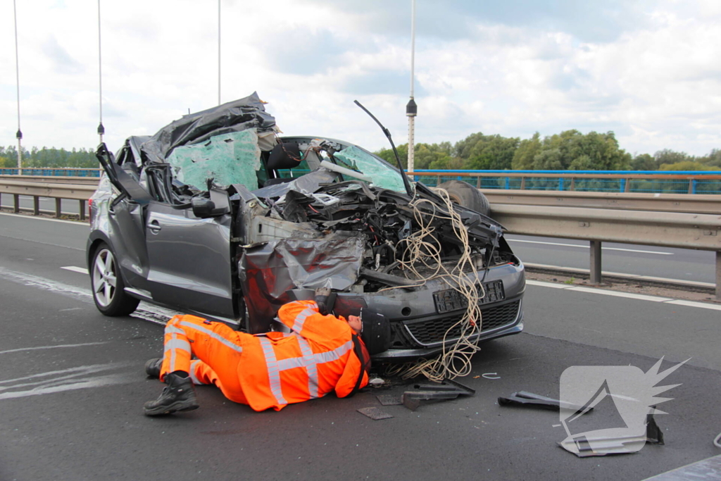 Auto komt onder vrachtwagentrailer terecht, bestuurder (38) ernstig gewond