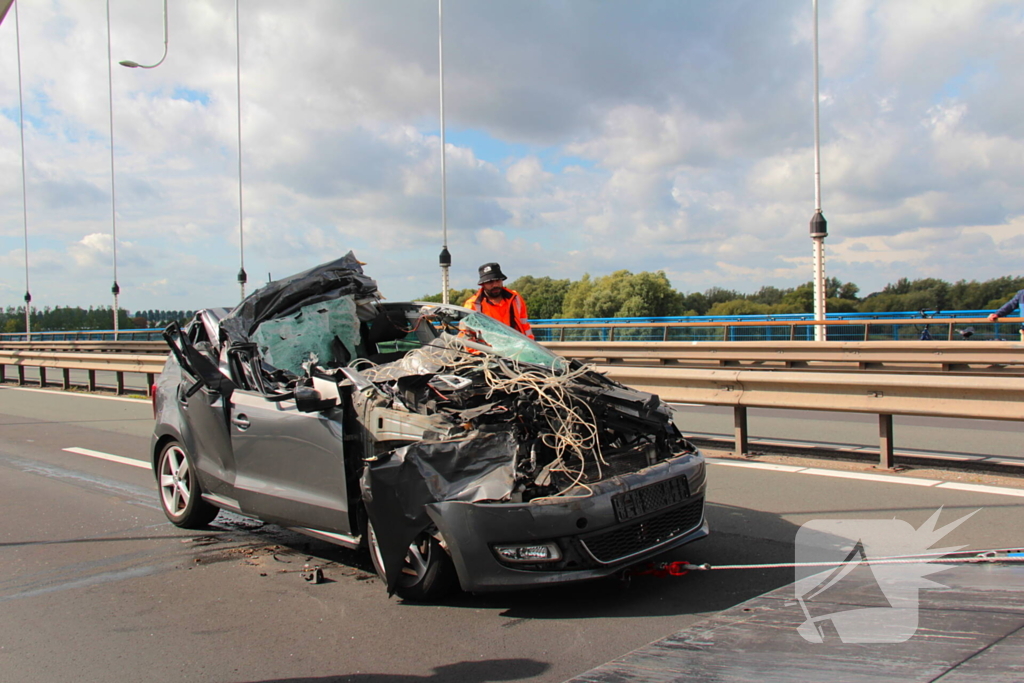 Auto komt onder vrachtwagentrailer terecht, bestuurder (38) ernstig gewond