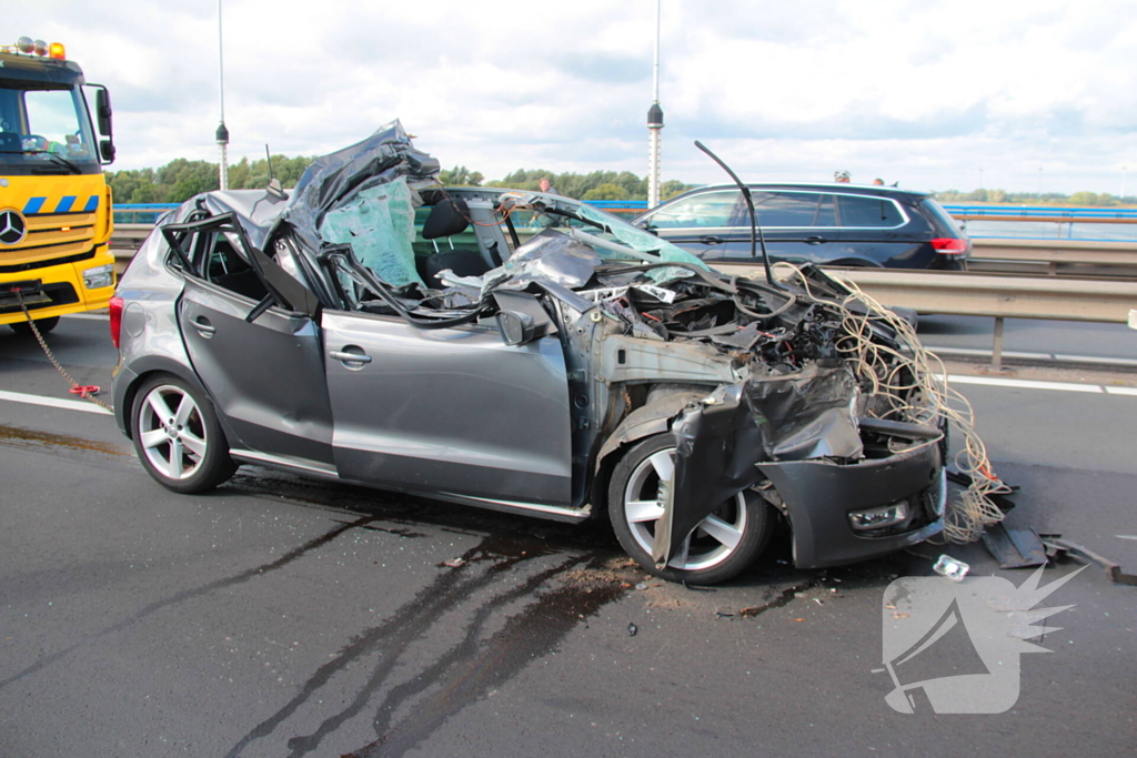 Auto komt onder vrachtwagentrailer terecht, bestuurder (38) ernstig gewond