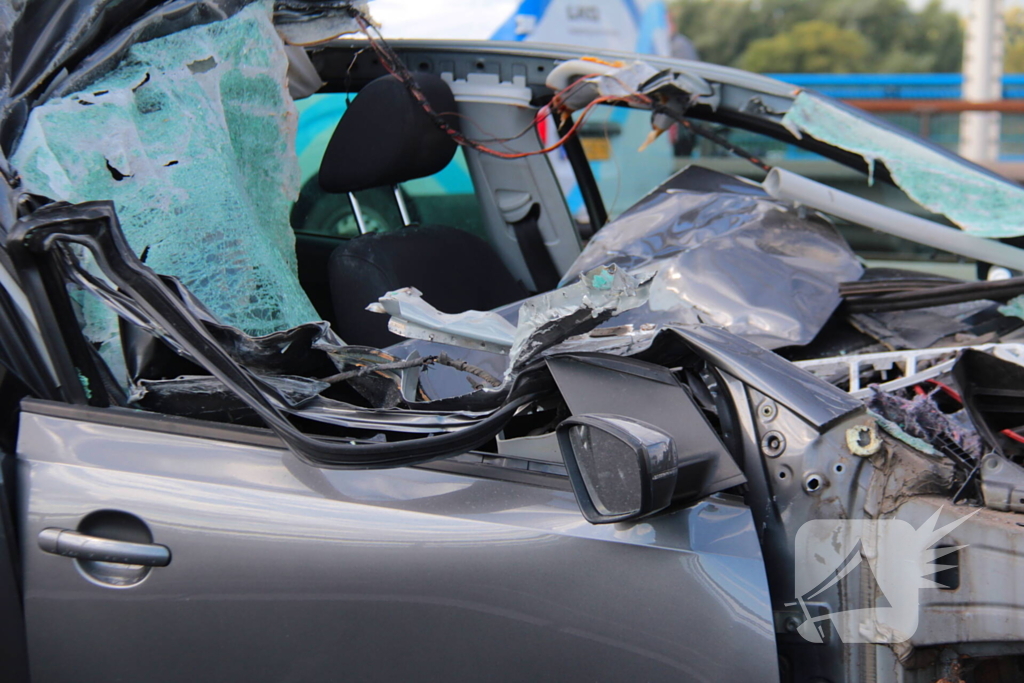 Auto komt onder vrachtwagentrailer terecht, bestuurder (38) ernstig gewond
