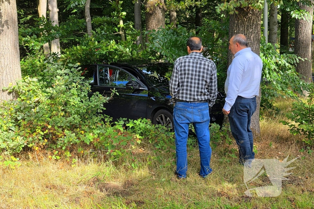 Ongeval les voertuig en personenauto twee voertuigen een eindigt tegen boom