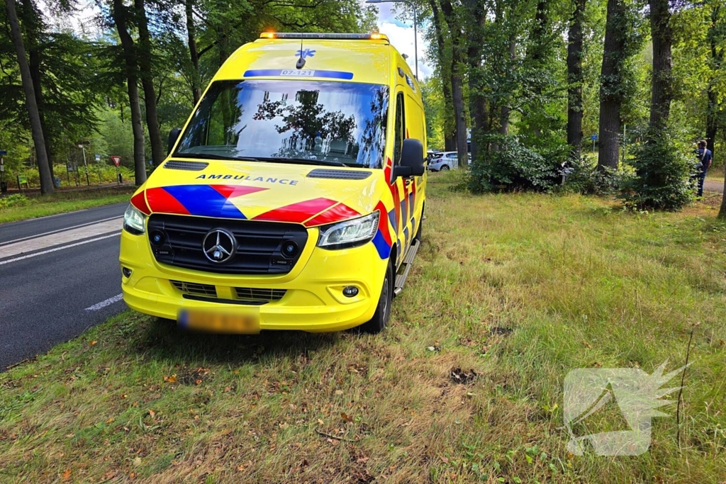 Ongeval les voertuig en personenauto twee voertuigen een eindigt tegen boom
