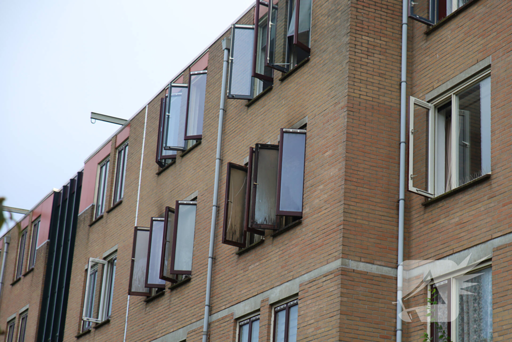 Woningbrand leidt tot ontruimingen en rookinhalatie