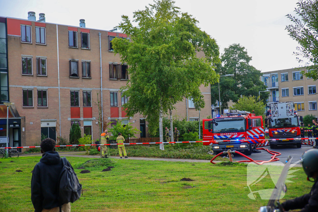 Woningbrand leidt tot ontruimingen en rookinhalatie