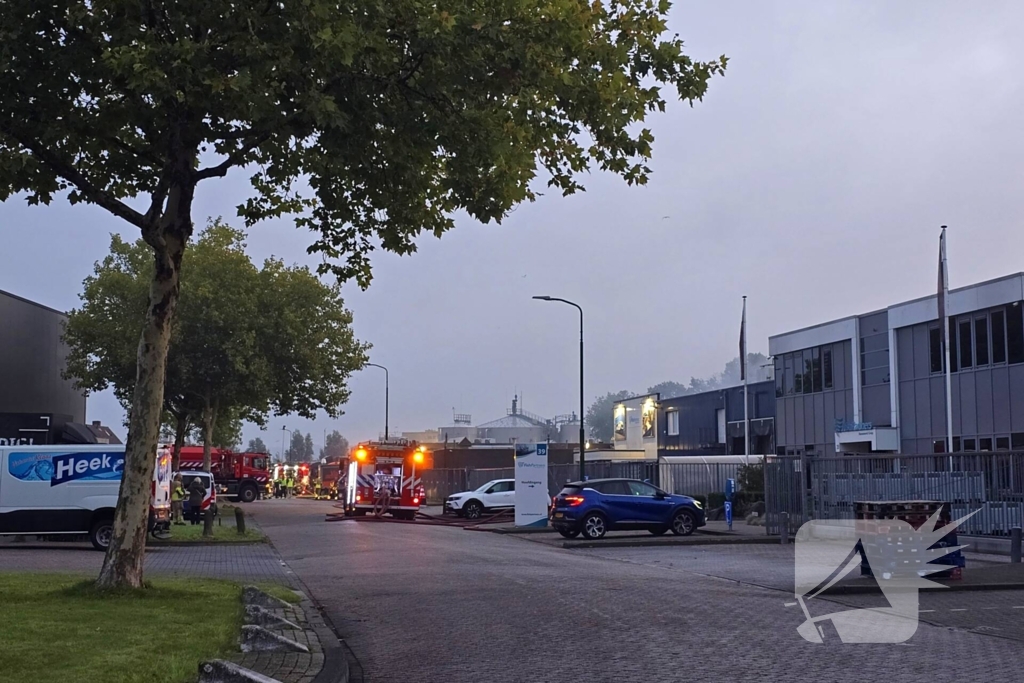 Brand verwoest bestelbus en verkoopwagens